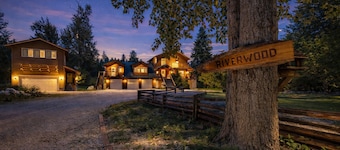 Riverwood Lodge 5 Bedroom Home by NW Comfy Cabins by RedAwning