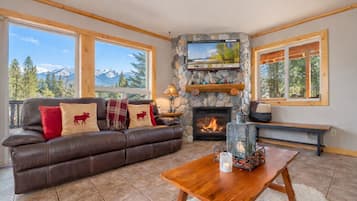 House, 5 Bedrooms | Living area | Streaming services