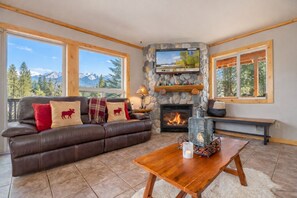 House, 5 Bedrooms | Living area | Streaming services