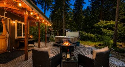 Lil Bigfoot Chalet 2 Bedroom Home by NW Comfy Cabins by RedAwning