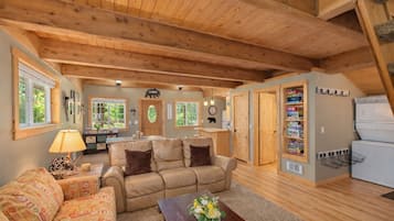 Mökki, 2 makuuhuonetta | Oleskelualue | Suoratoistopalvelut