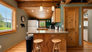 Cottage, 2 Bedrooms | Private kitchen | Fridge, oven, coffee/tea maker, toaster