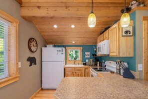 Casa de campo, 2 habitaciones | Cocina privada | Frigorífico, horno, cafetera o tetera y tostadora