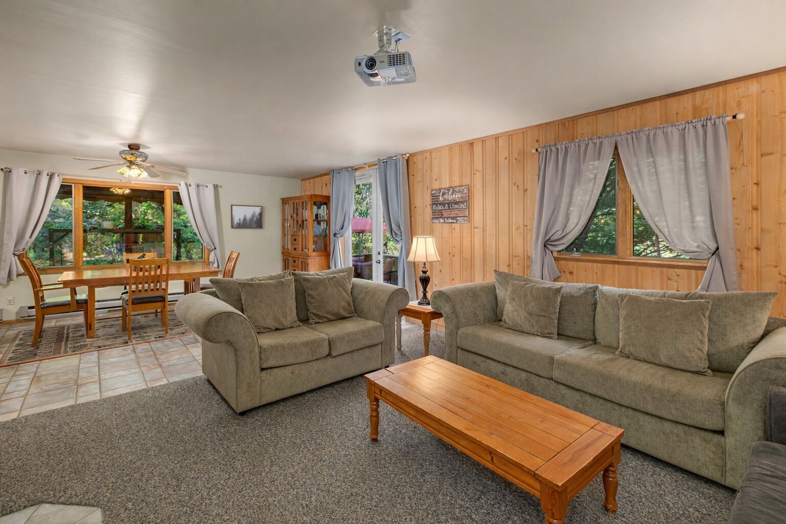 Cabaña, 2 habitaciones | Zona de estar | Servicios de streaming