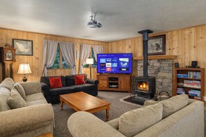 Cabin, 2 Bedrooms | Living area