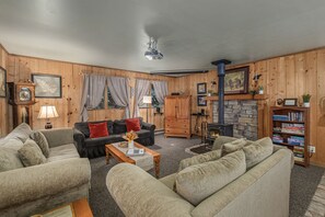 Chalet rustique, 2 chambres | Aire de séjour | Services de diffusion en continu