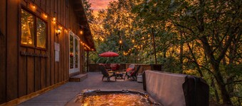 Bear Paw 2 Bedroom Home by NW Comfy Cabins by RedAwning