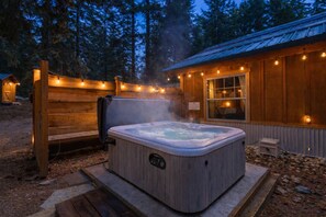 Chalet rustique, 2 chambres | Baignoire à remous extérieure