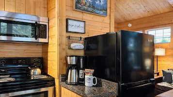 Cabaña, 2 habitaciones | Cocina privada | Refrigerador, horno, cafetera y tetera y tostadora