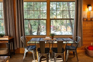 Cabin, 2 Bedrooms | Tempat makan