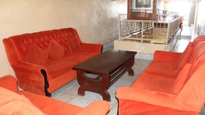 Una sala de estar con un conjunto de sofá y una mesa de centro de madera.