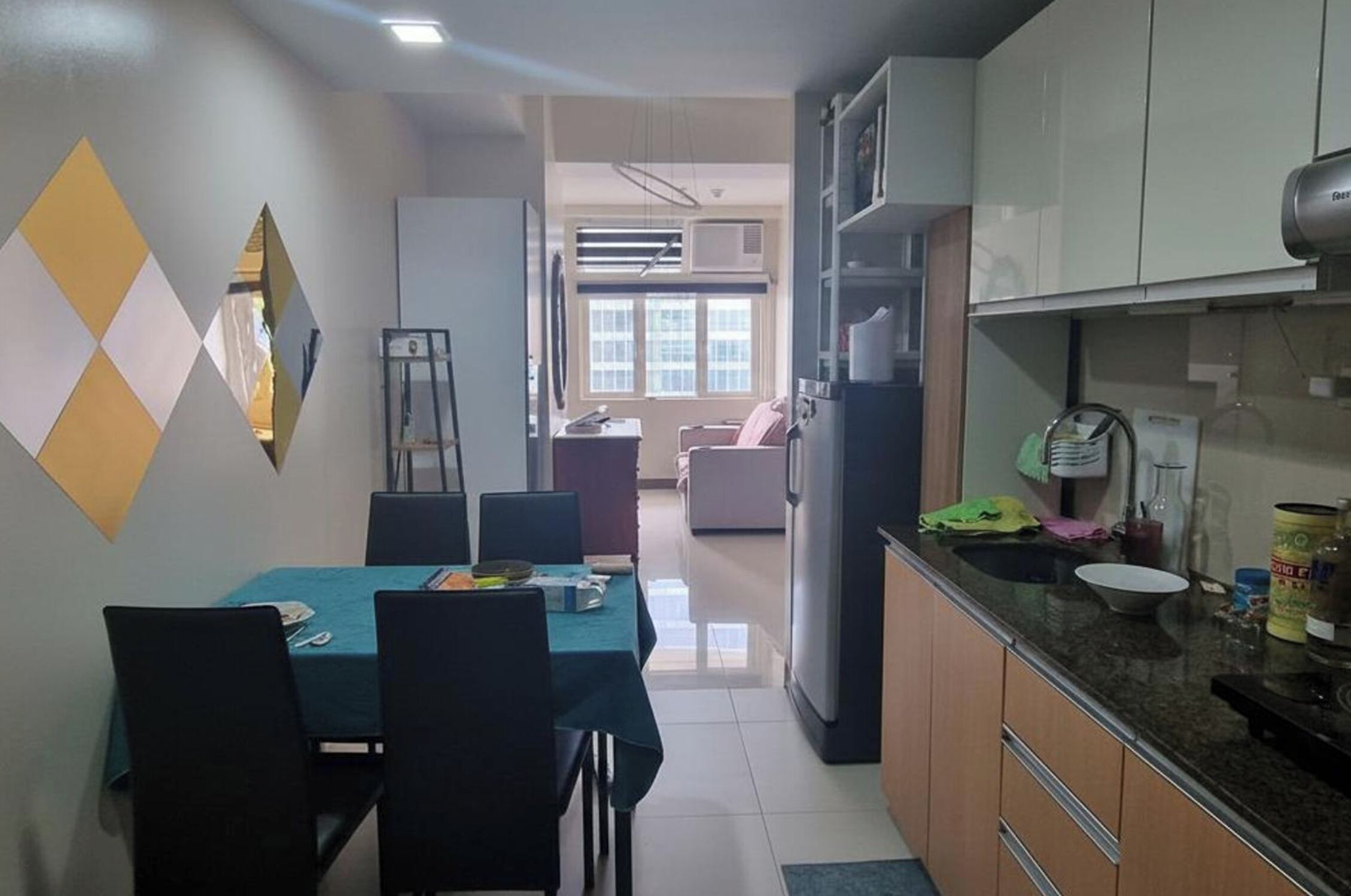 Kjøleskap, mikrobølgeovn, vannkoker og kjøkkenutstyr