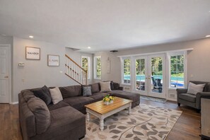 Living area - Family Cabin 5 Bedroom Home by NW Comfy Cabins (Leavenworth)