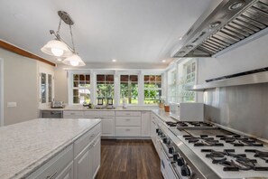 Private kitchen - Family Cabin 5 Bedroom Home by NW Comfy Cabins (Leavenworth)