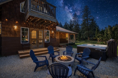 Family Cabin 5 Bedroom Home by NW Comfy Cabins