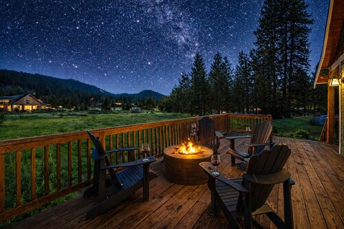 Peterson Acres 3 Bedroom Home by NW Comfy Cabins by RedAwning