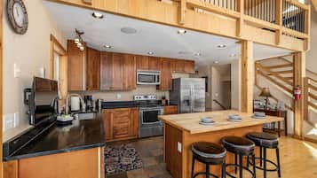 Hus, 5 soverom | Eget kjøkken | Kjøleskap, ovn, kaffetrakter/tekoker og brødrister