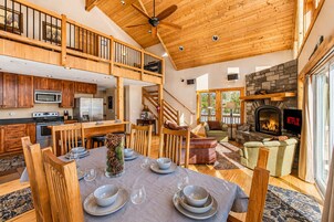 Cabin, 5 Bedrooms | Dining