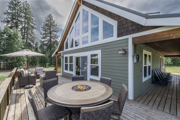 House, 5 Bedrooms | Outdoor dining - Peterson Acres 3 Bedroom Home by NW Comfy Cabins by RedAwning (Leavenworth)