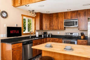 House, 5 Bedrooms | Private kitchen