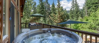 Raven Haven Lodge 2 Bedroom Home by RedAwning