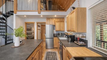 Cabin, 2 Bedrooms | Private kitchen