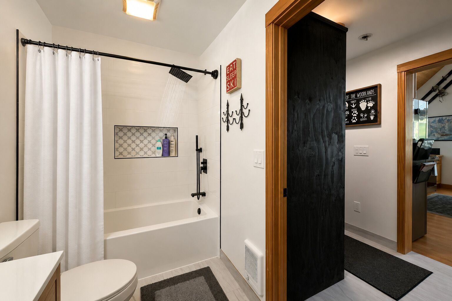 Ein modernes Badezimmer mit Dusche, Toilette und kleinem Waschbecken.