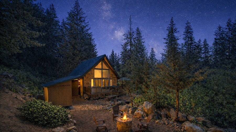 Raven Haven Lodge 2 Bedroom Home by RedAwning