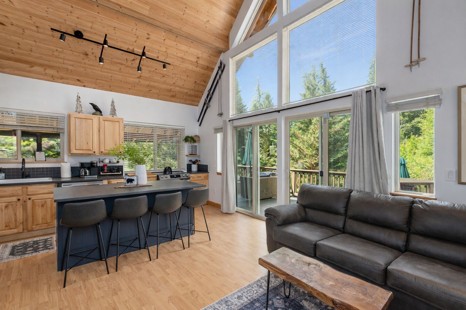 Cabin, 2 Bedrooms | Living area