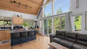 Cabin, 2 Bedrooms | Living area