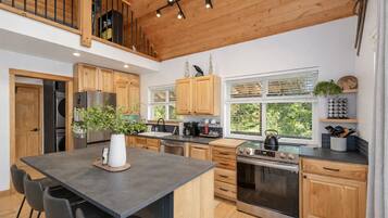 Cabin, 2 Bedrooms | Private kitchen | Fridge, oven, coffee/tea maker, toaster
