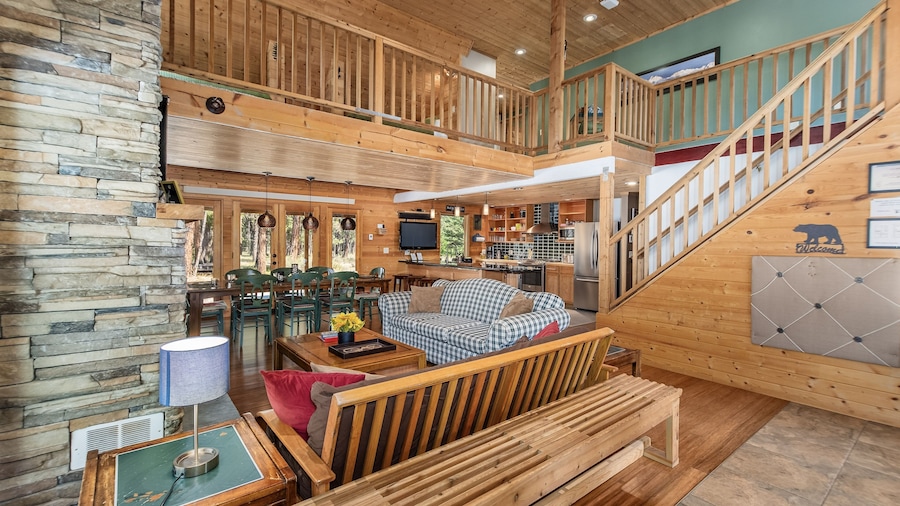 Pine Acres 4 Bedroom Home by NW Comfy Cabins by RedAwning