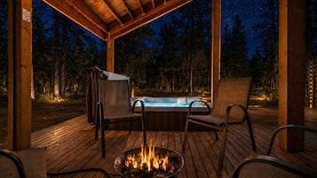 House, 4 Bedrooms | Outdoor spa tub