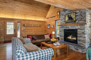 House, 4 Bedrooms | Living area | Streaming services - Pine Acres 4 Bedroom Home by NW Comfy Cabins by RedAwning (Leavenworth)
