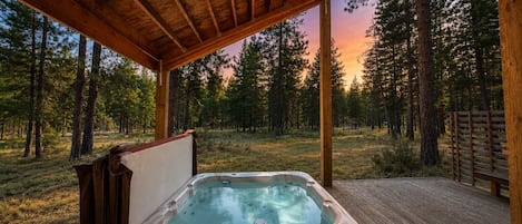 House, 4 Bedrooms | Outdoor spa tub