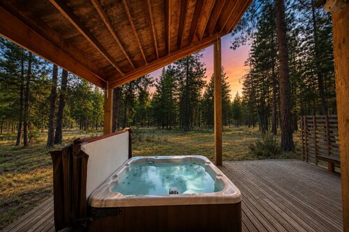 Pine Acres 4 Bedroom Home by NW Comfy Cabins by RedAwning