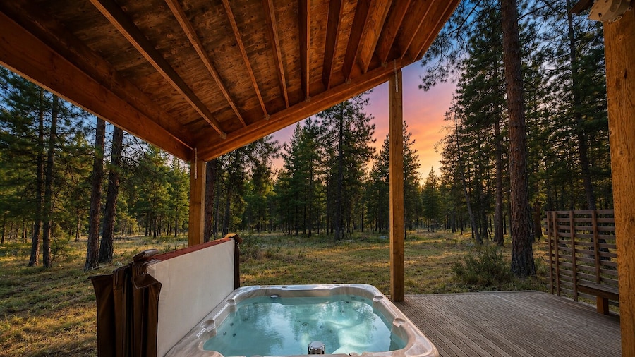 Pine Acres 4 Bedroom Home by NW Comfy Cabins by RedAwning