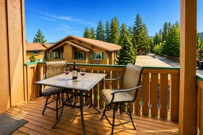 Outdoor dining - Suite Serenity 3 Bedroom Condo by NW Comfy Cabins by RedAwning (Leavenworth)