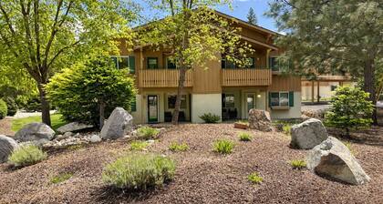 Suite Serenity 3 Bedroom Condo by NW Comfy Cabins by RedAwning