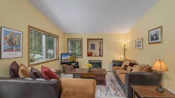 Condo, 3 Bedrooms | Living area | Streaming services