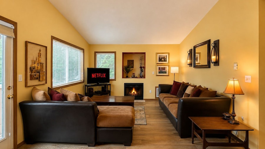 Suite Serenity 3 Bedroom Condo by NW Comfy Cabins by RedAwning