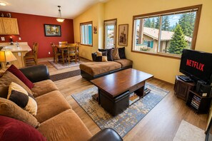 Condo, 3 Bedrooms | Living area