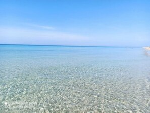 Rannalla, aurinkotuoleja