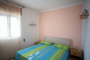 2 makuuhuonetta, vauvan matkasänky, vuodevaatteet