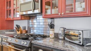 Cottage, 3 Bedrooms | Private kitchen | Fridge, oven, coffee/tea maker, toaster