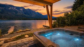 Cottage, 3 Bedrooms | Outdoor spa tub