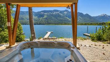 Chalet rustique, 3 chambres | Baignoire à remous extérieure