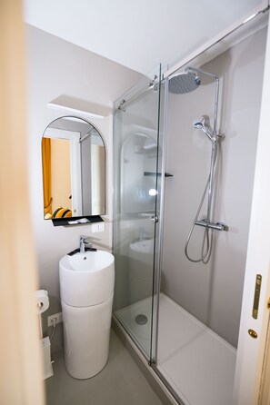 Camera Design | Bagno | Asciugacapelli, pantofole, bidet, asciugamani