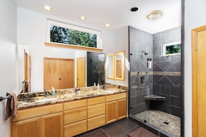 Casa de campo, 3 habitaciones | Baño | Toallas y champú