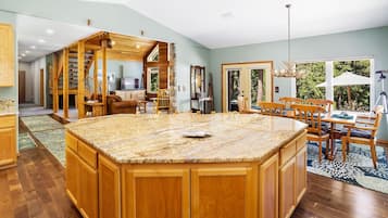 Cottage, 3 Bedrooms | Private kitchen | Fridge, oven, coffee/tea maker, toaster